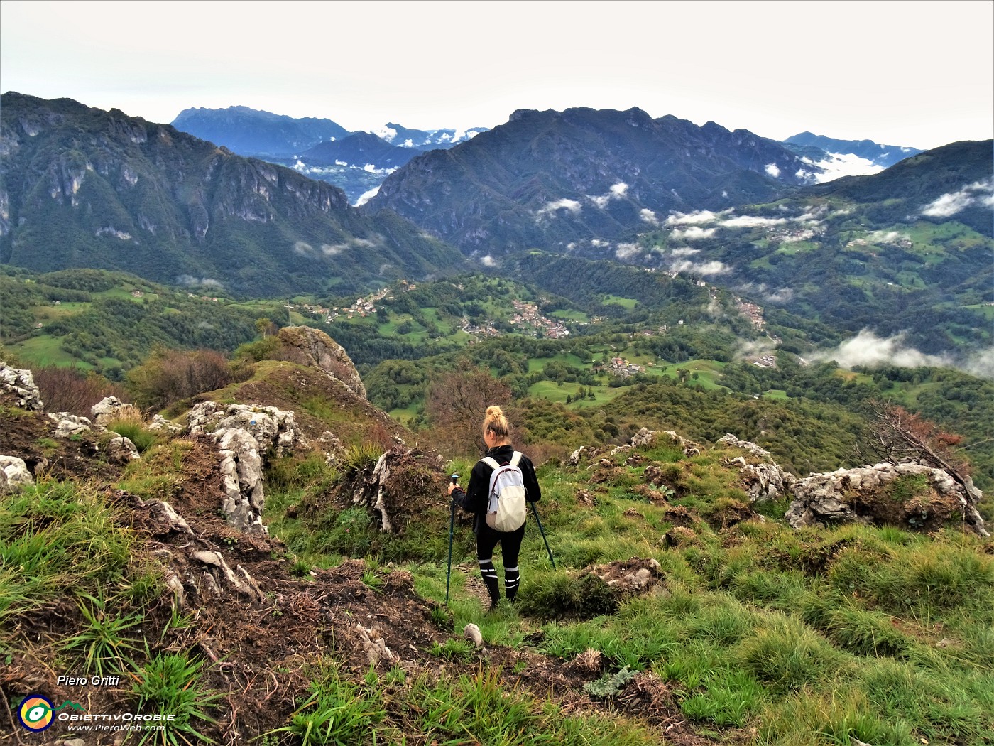56 In discesa dal Corno Zuccone bella vista sulla Val Taleggio.JPG